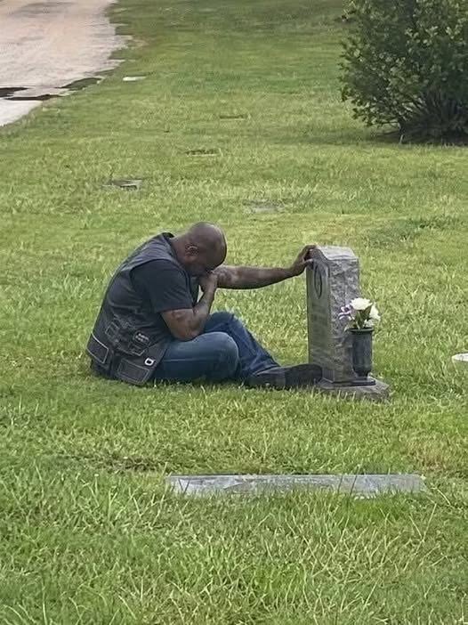 A BIKER CAME TO MY WIFE’S GRAVE EVERY SINGLE WEEK, AND FOR MONTHS, I HAD NO IDEA WHO HE WAS