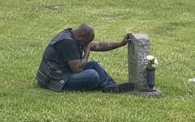 A BIKER CAME TO MY WIFE’S GRAVE EVERY SINGLE WEEK, AND FOR MONTHS, I HAD NO IDEA WHO HE WAS