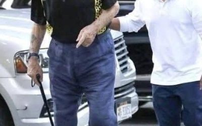 Can you guess who this is? Spotted walking in New York, this legendary actor appears noticeably frail at 87 years old . Once celebrated for his immense charisma, strength, and iconic film roles
